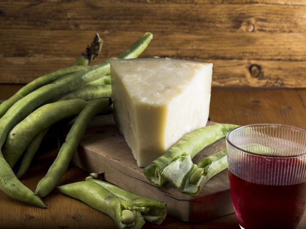 fave-pecorino-e-bicchiere-di-vino