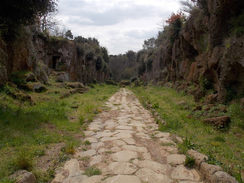 Necropoli di Tre Ponti e Via Amerina Via Amerina che attraversa Necropoli di Tre Ponti fiancheggiata ai lati da diverse sepolture rupestri