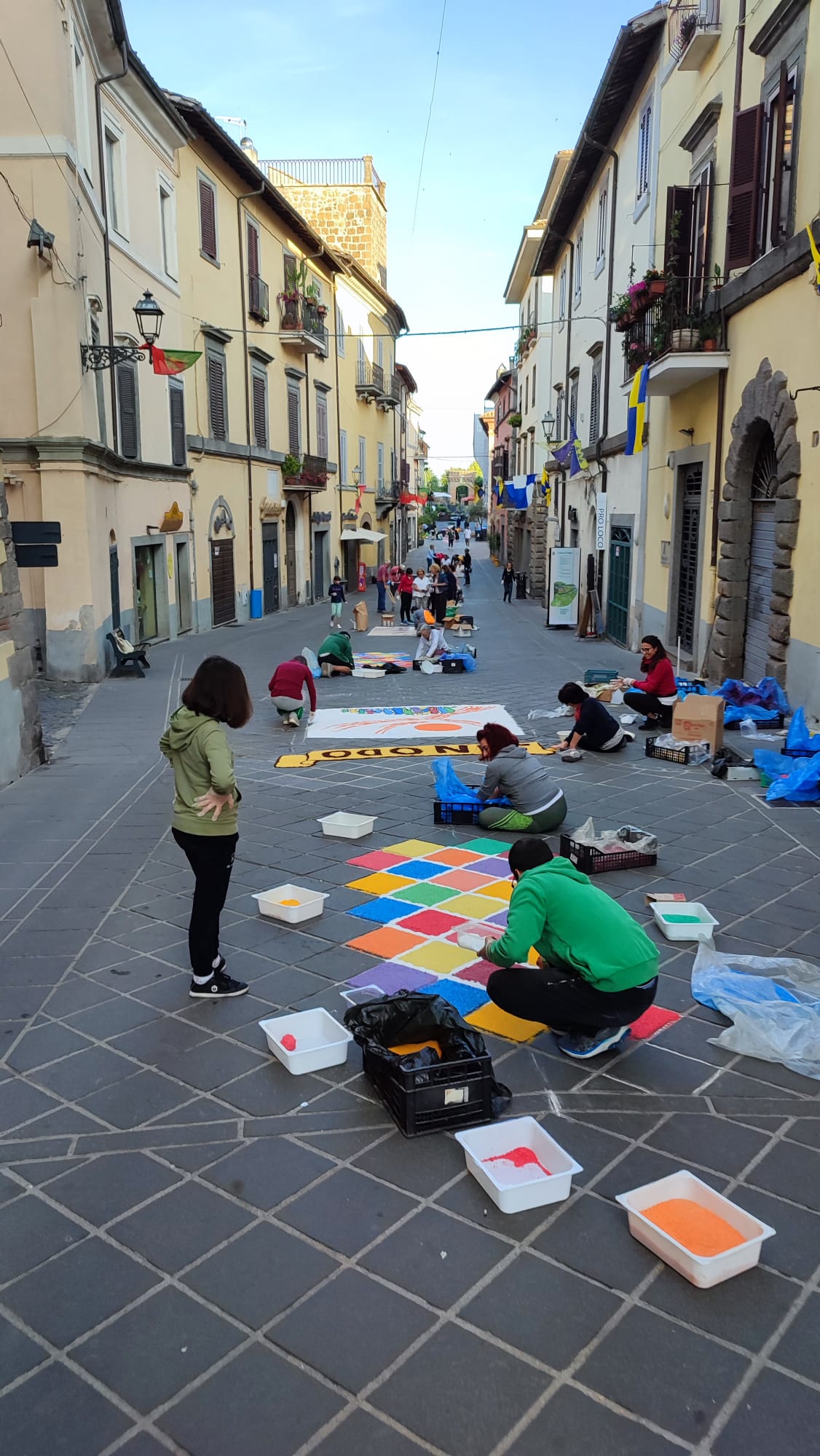 volontari infiorata di Nepi su Corso Matteotti