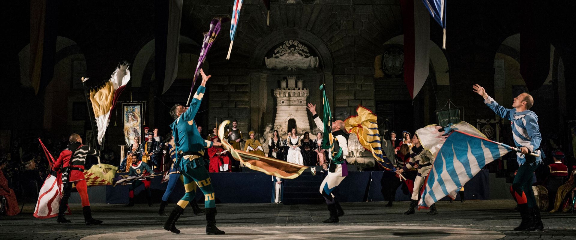 Palio dei Borgia a Nepi - Spettacolo degli sbandieratori in Piazza del Comune